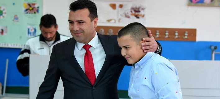 Σίγουρος για μεγάλη συμμετοχή στο δημοψήφισμα ο Ζάεφ – Ψήφισε μαζί με τον γιο του